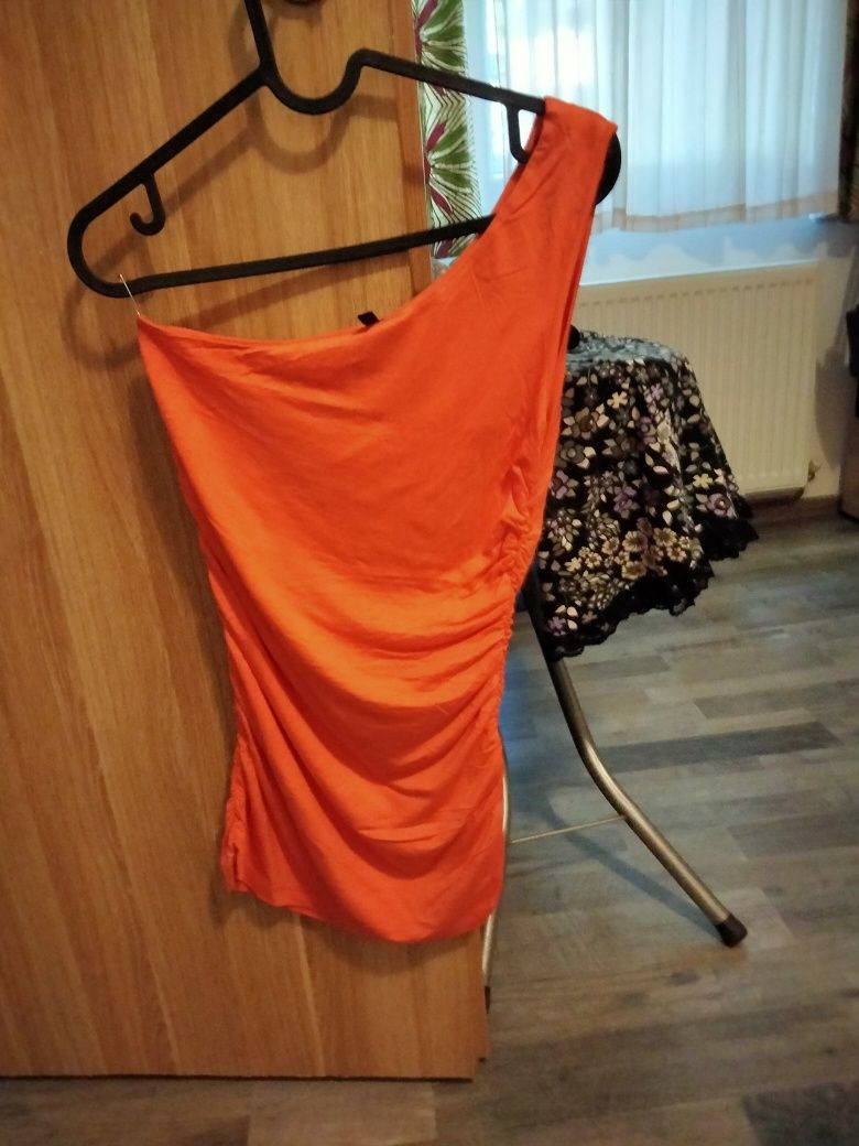 Cutie plină cu haine pentru noi născuți 100 lei, și bluze damă 30 lei