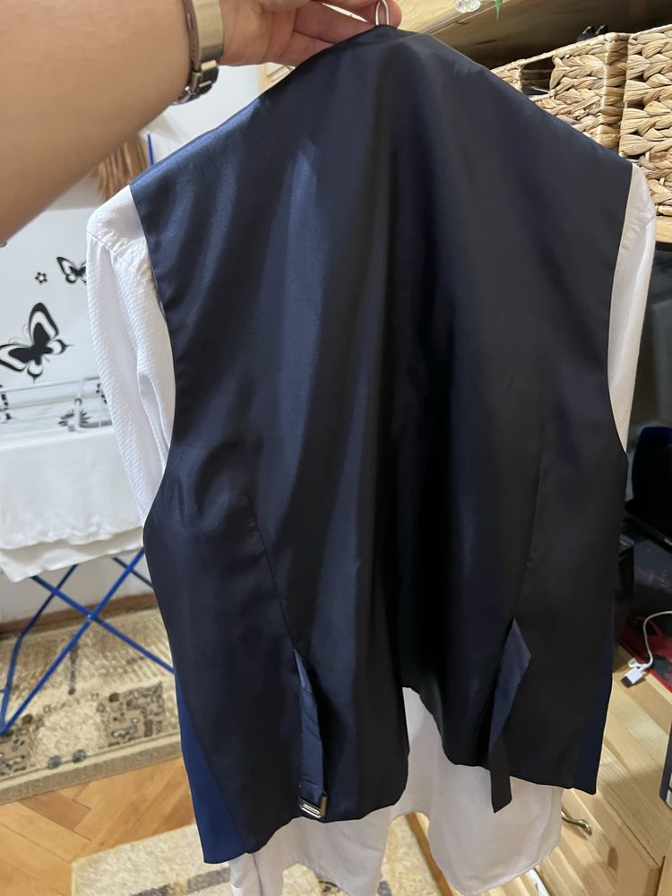 Costum albastru , marimea M, cu 3 piese + camasa + cravata