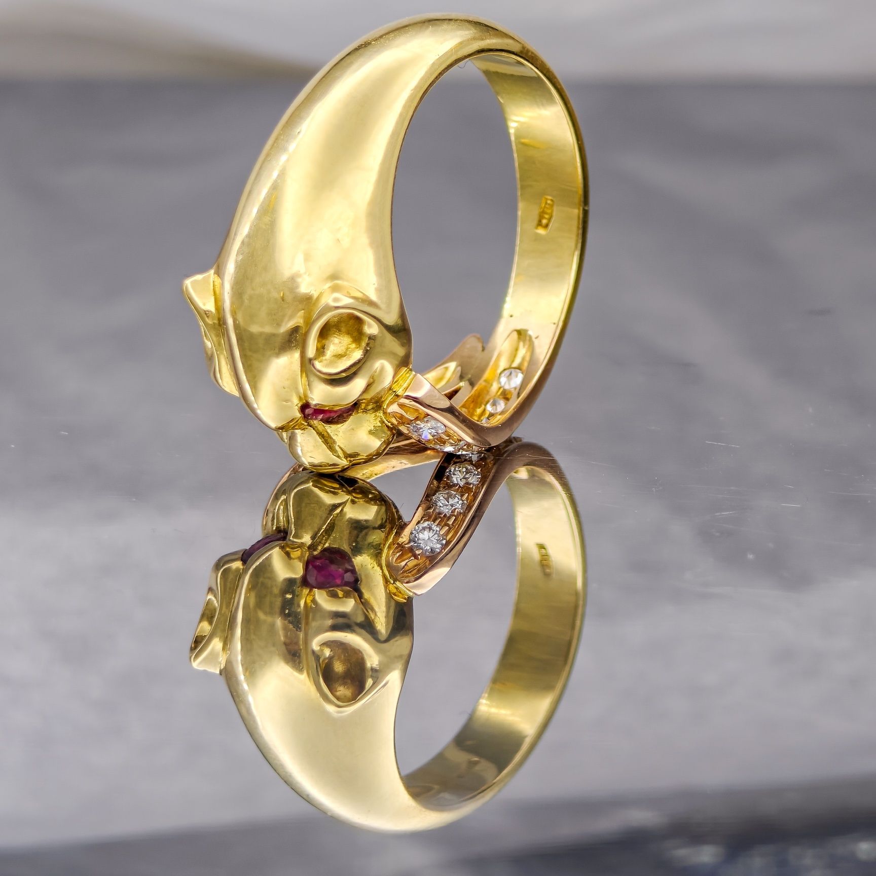 Златен пръстен Cartier с диаманти и рубинии