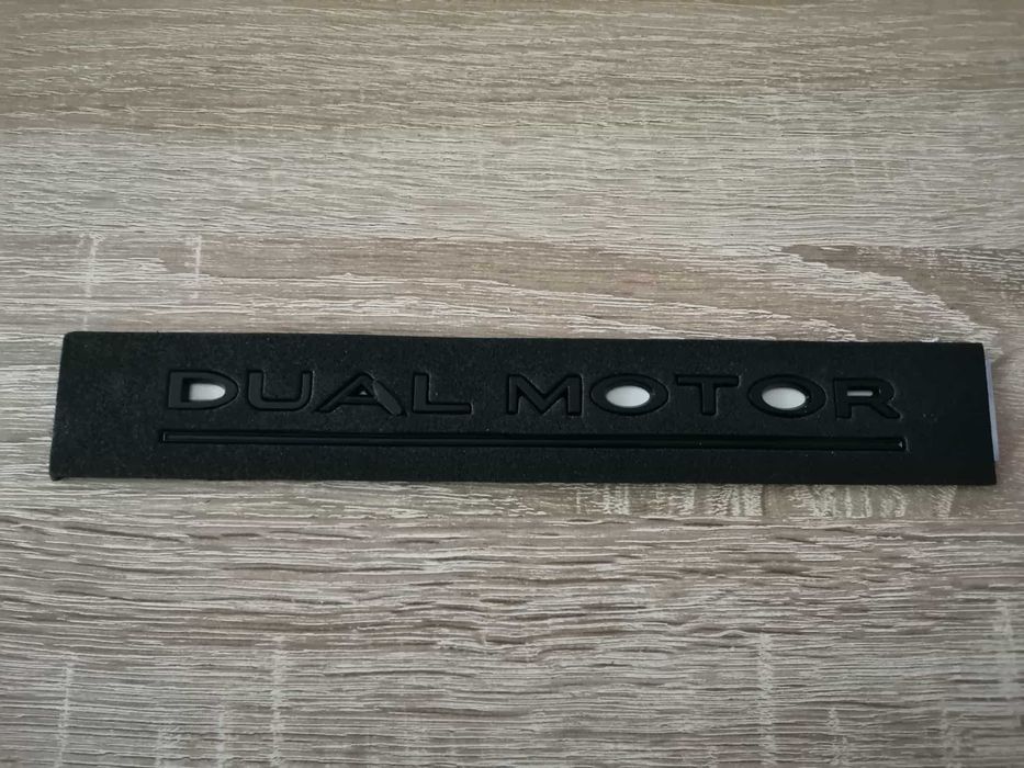 Tesla Dual Motor черен гланц надпис