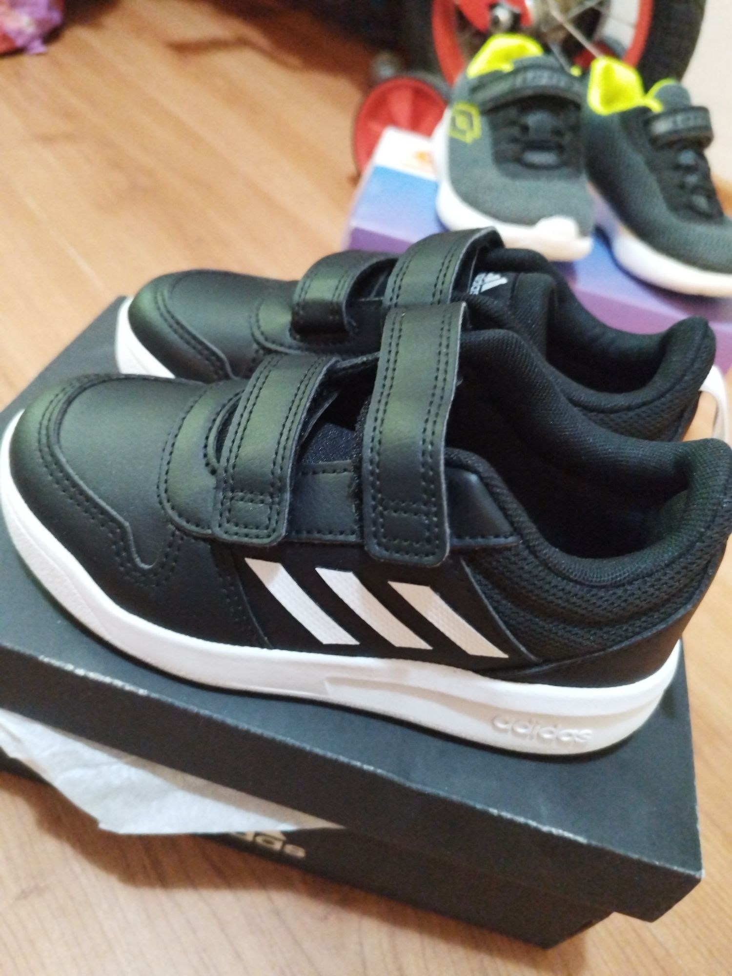 Adidasi adidas marimea 28, noi in cutie!