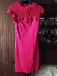 Красное платье с отделкой из сеточки с цветочками