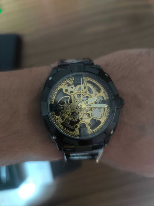 Самонавиващ се  ръчен часовник