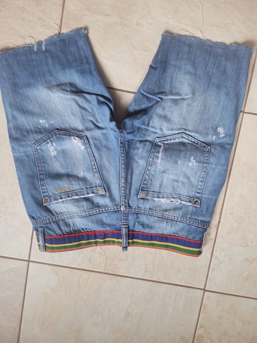 Vând blugi scurti Dsquared