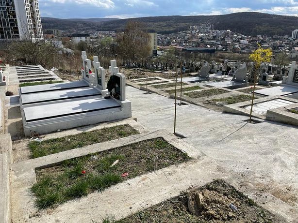 Vand loc de veci, cu CF, in cimitirul privat manastur, in Cluj
