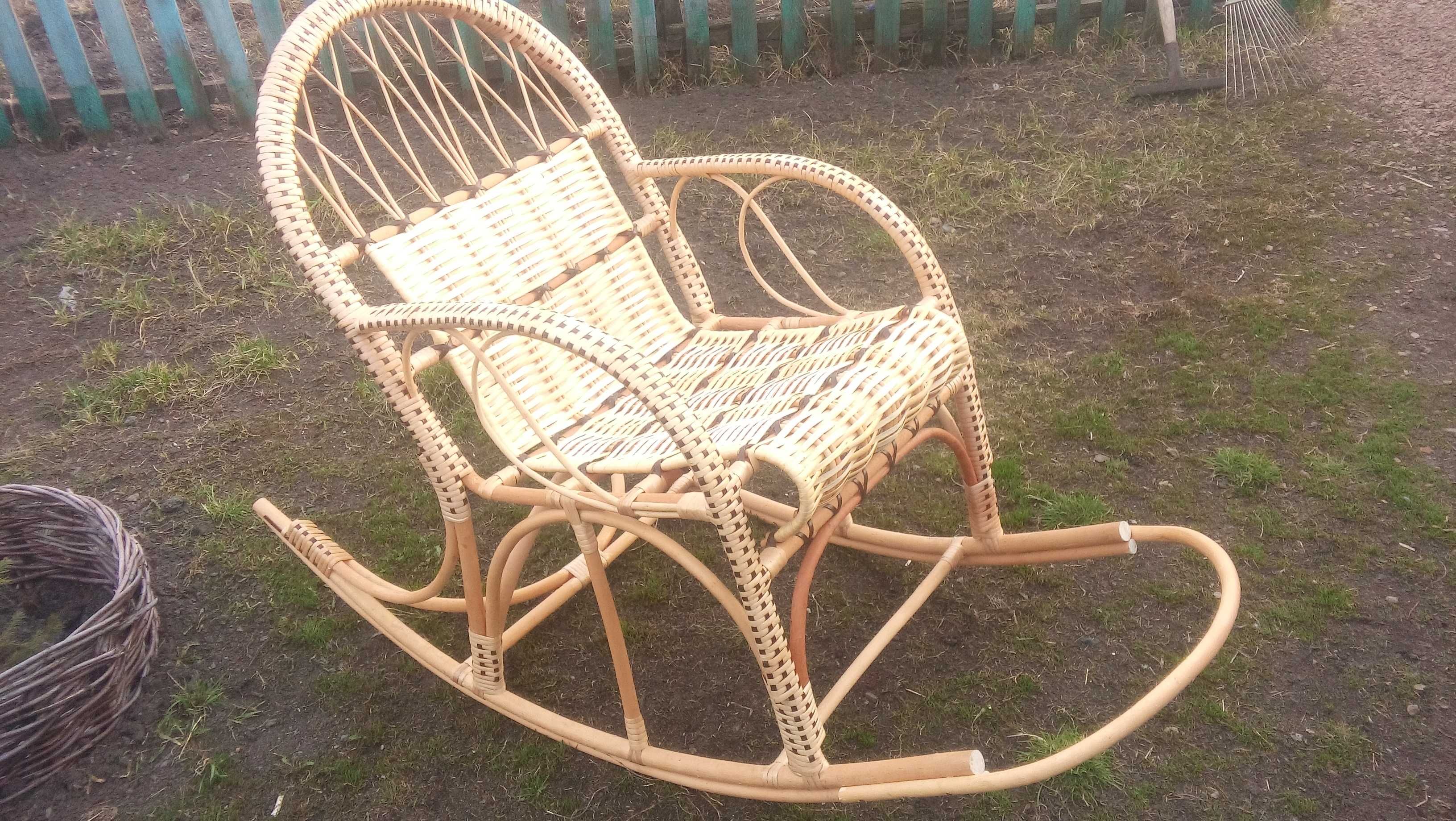 Кресло-качалку плетеное