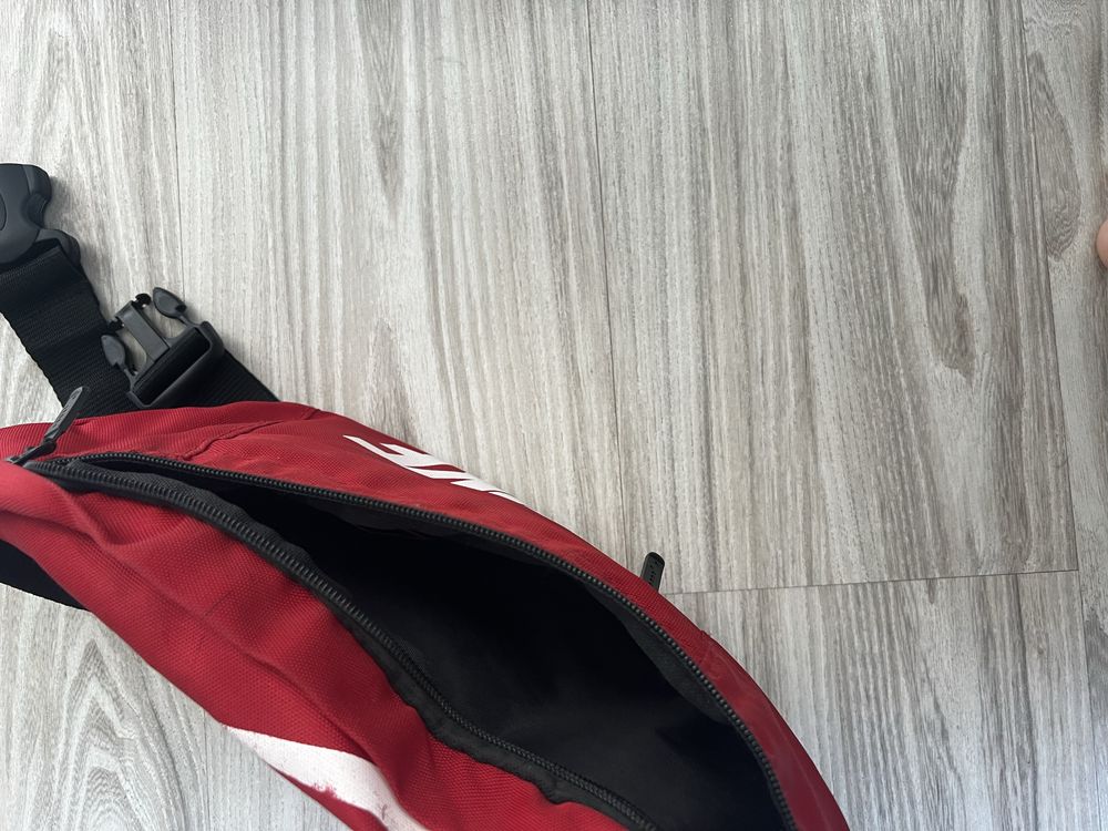 Nike червена чантичка