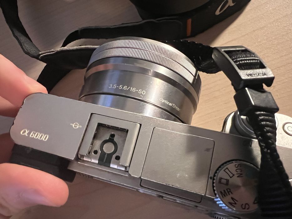 REZERVAT - Kit Sony a6000 + 3 obiective