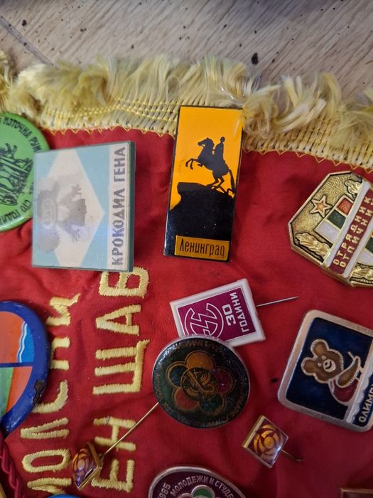 Продавам колекция от значки