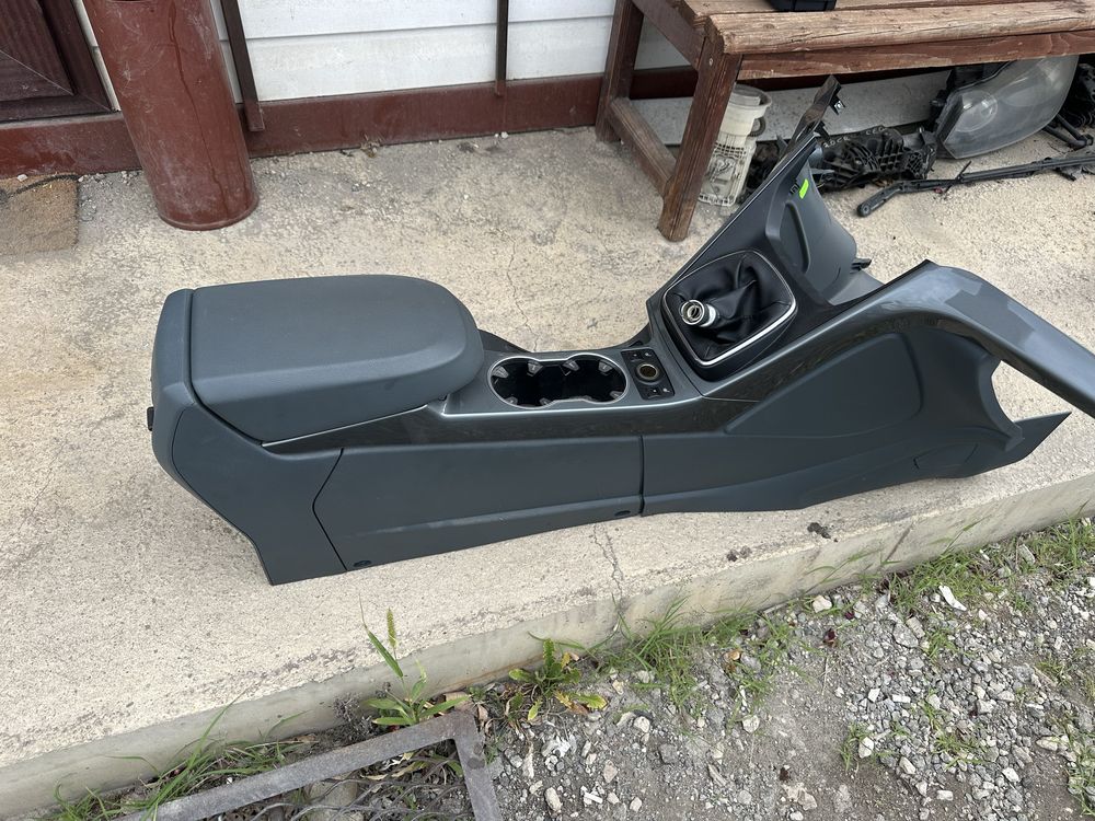 Централна конзола за Форд C Max,Grand C Max след 2010г.!