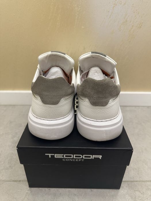 Мъжки обувки - бели 42 номер