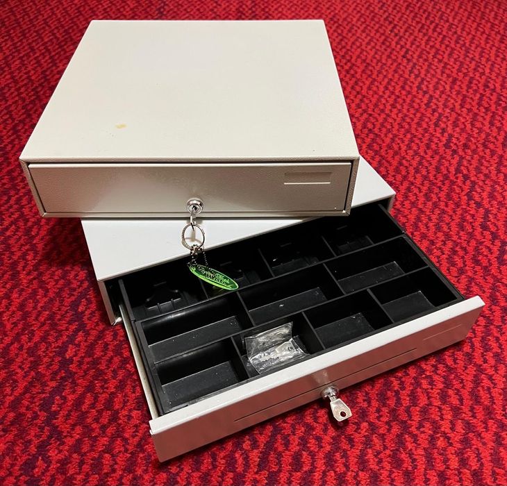 Кассовый металлический ящик для денег