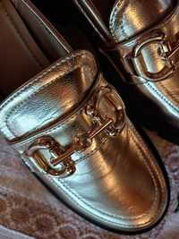 Ефектни обувки в златист цвят