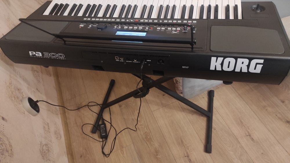 Продавам. KORG PA-300
