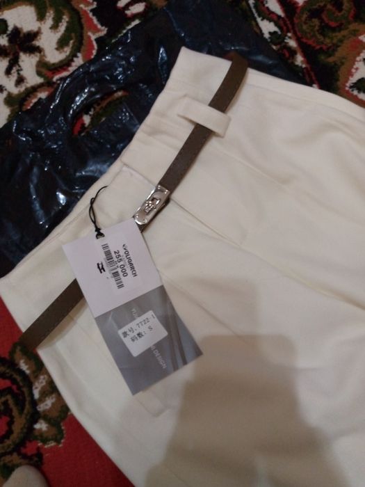 Oq shim yangi kiyimmdi