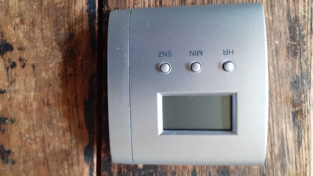 дигитален часовник за бюро и път, с будилник и лупа