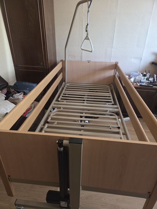 Болнично легло с дистанционно и папагал