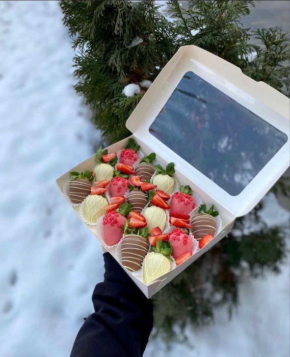 Клубника в шоколаде корпоративные подарки на 8 марта новый год