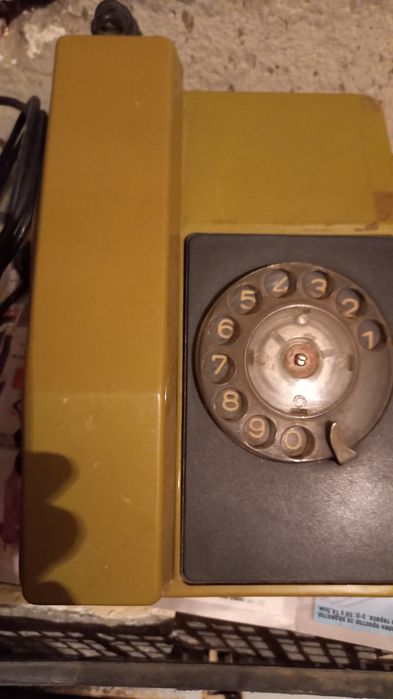 Продавам антикварни телефонни апарати.