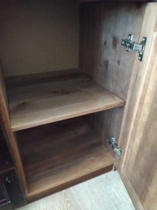 Шкаф от масивно естествено дърво