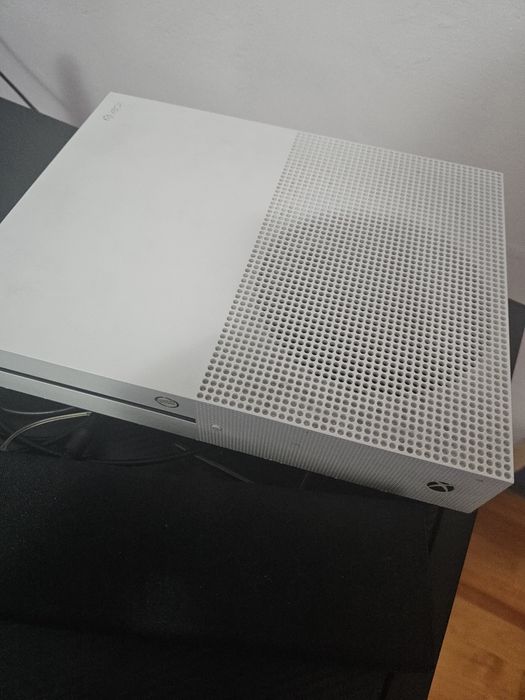 Xbox one s (vine cu tot cu jocurile]