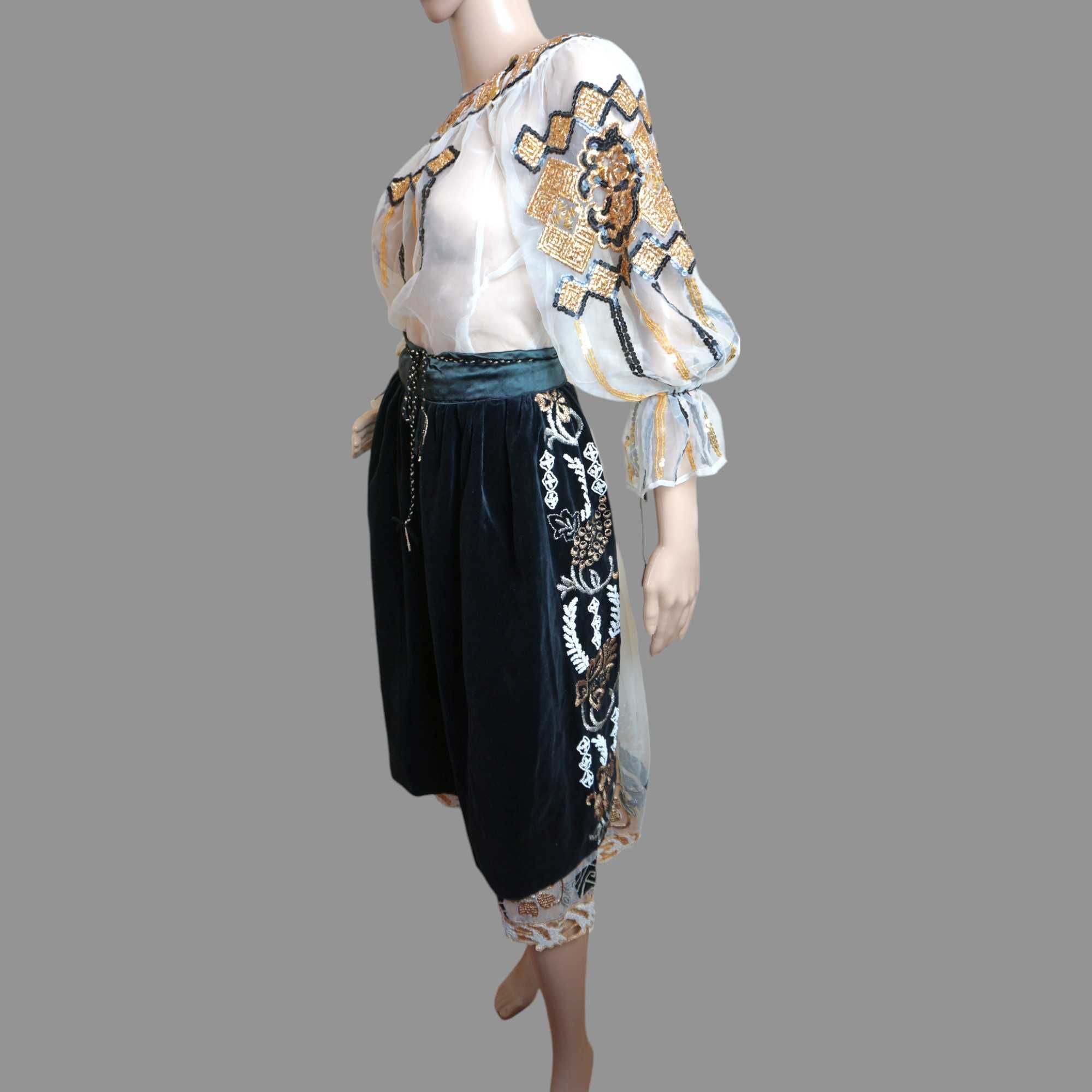 Costum popular vechi din Banat  cusut cu fir de lame auriu 36-38