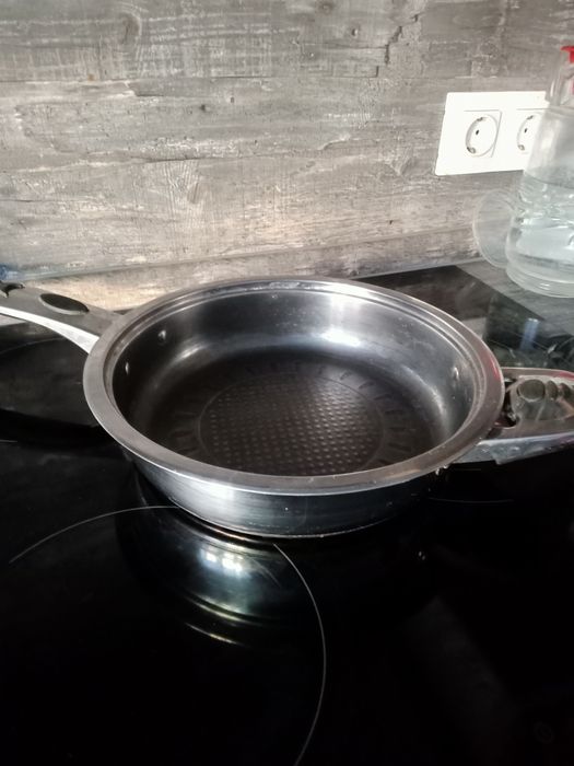 Продам сковороду бу, диаметром24 см
