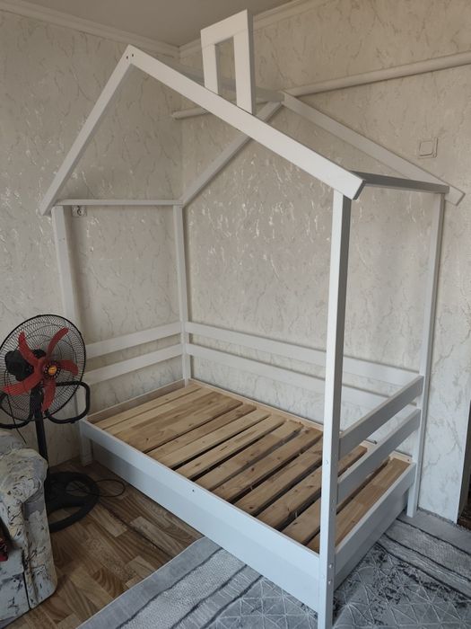 Детская кровать без матраса