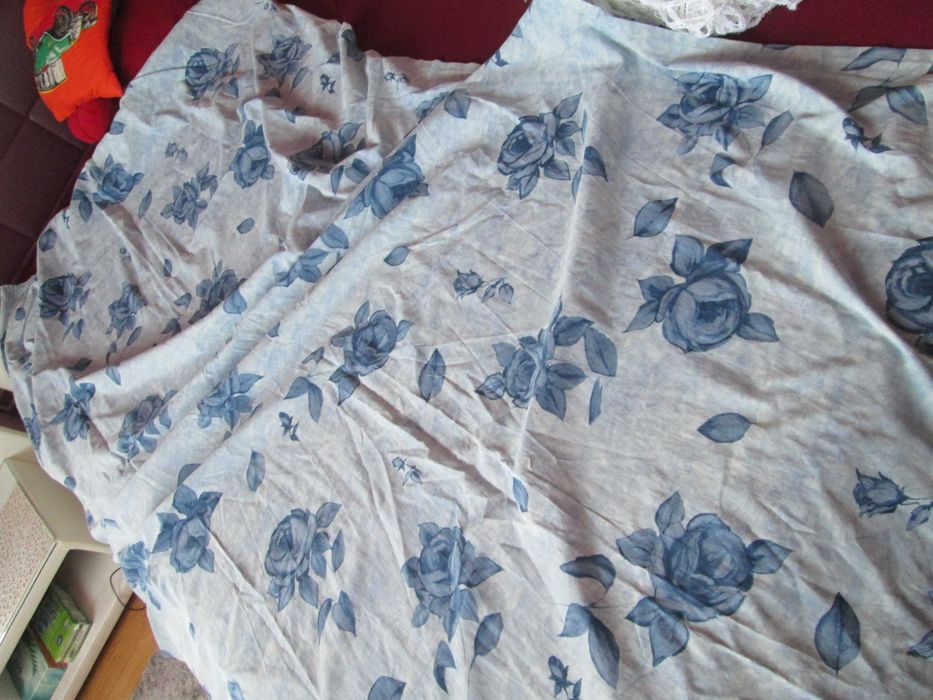 draperii panza cu flori albastre