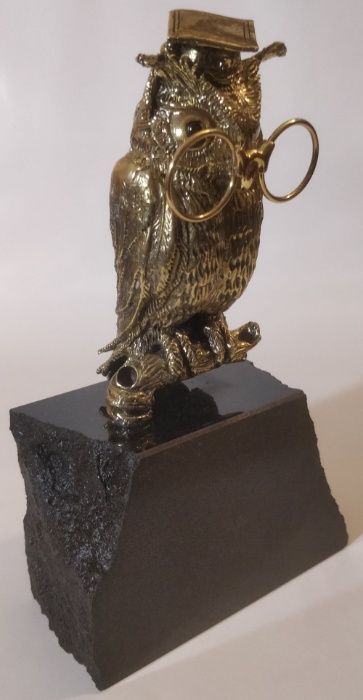 Бронзови пластики с поставка естествен камък блокче черен гранит