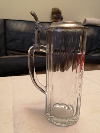 Halba bere din sticla cu capac metalic