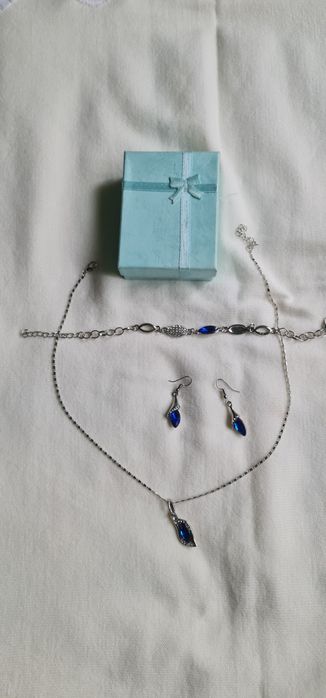 Бижута нови в кутии.