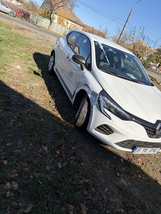 Renault clio 2022 usor avariat lovit avarie