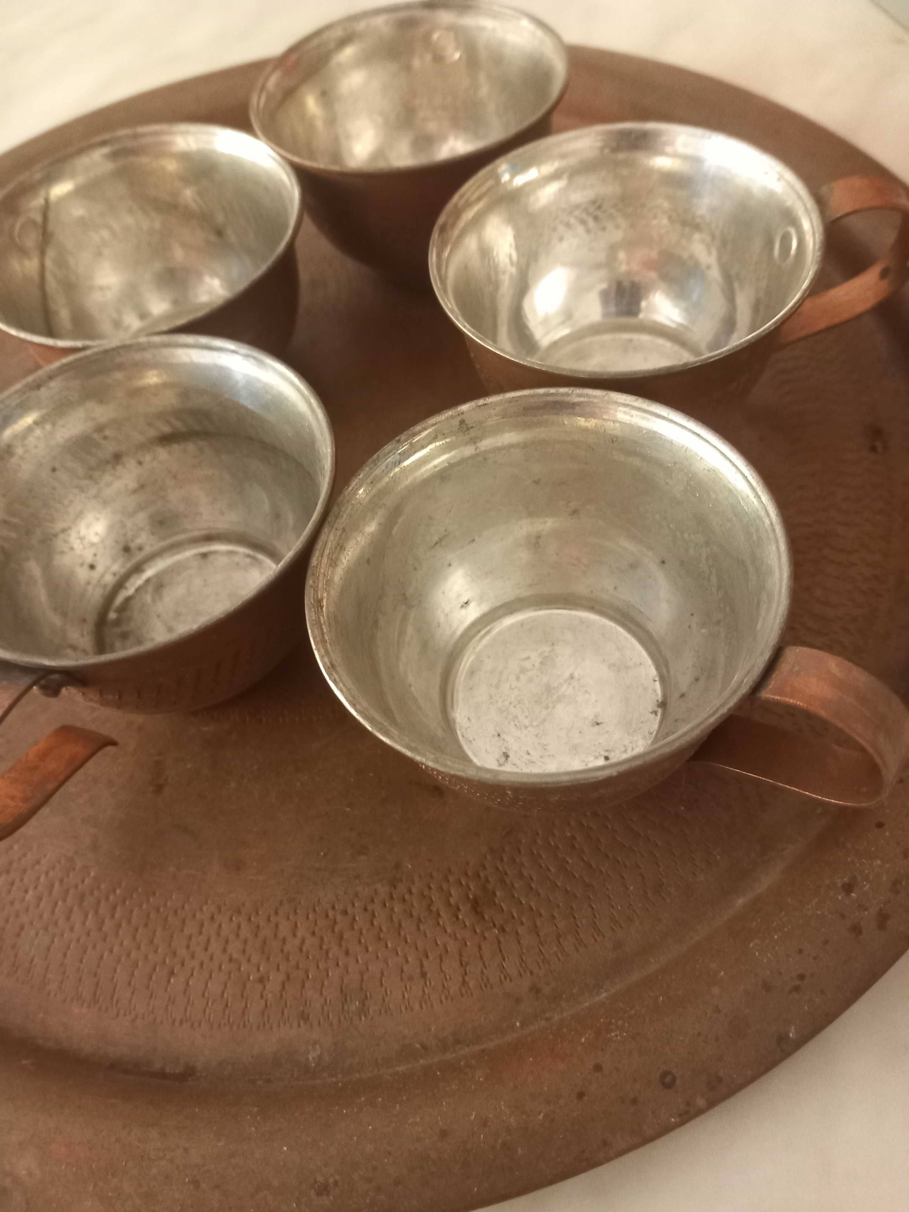 Медни чаши с меден поднос