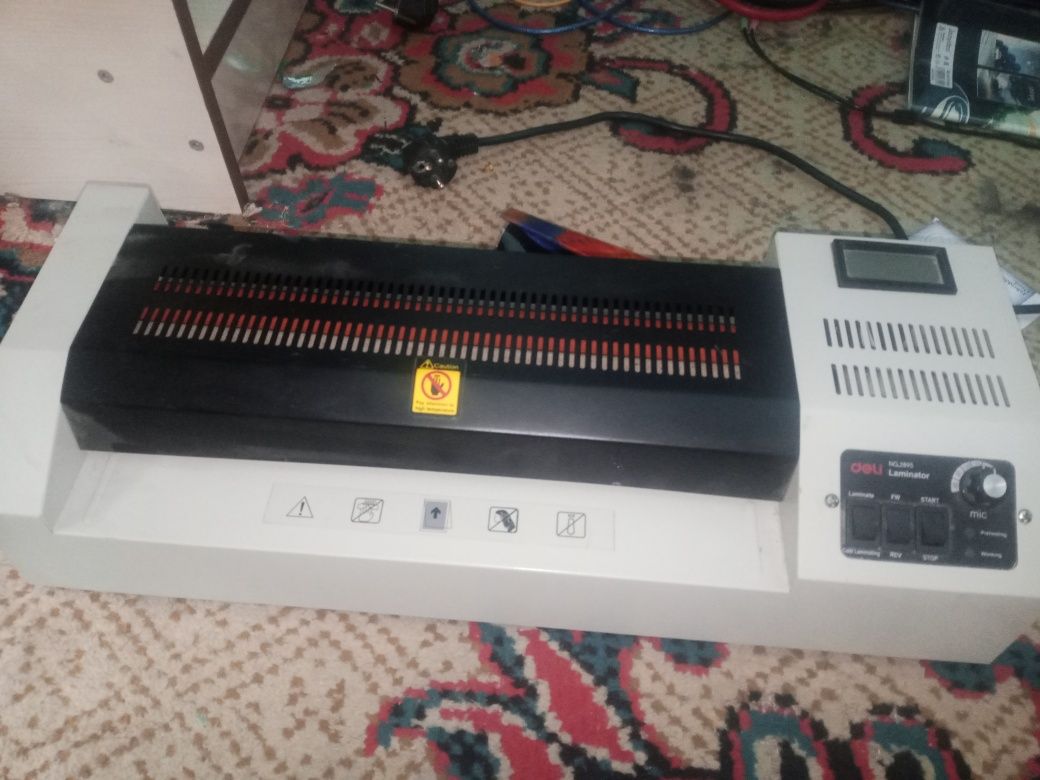 Deli Laminator A4 A3