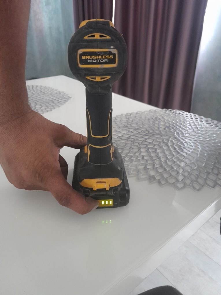 Винтоверт Dewalt DCD777