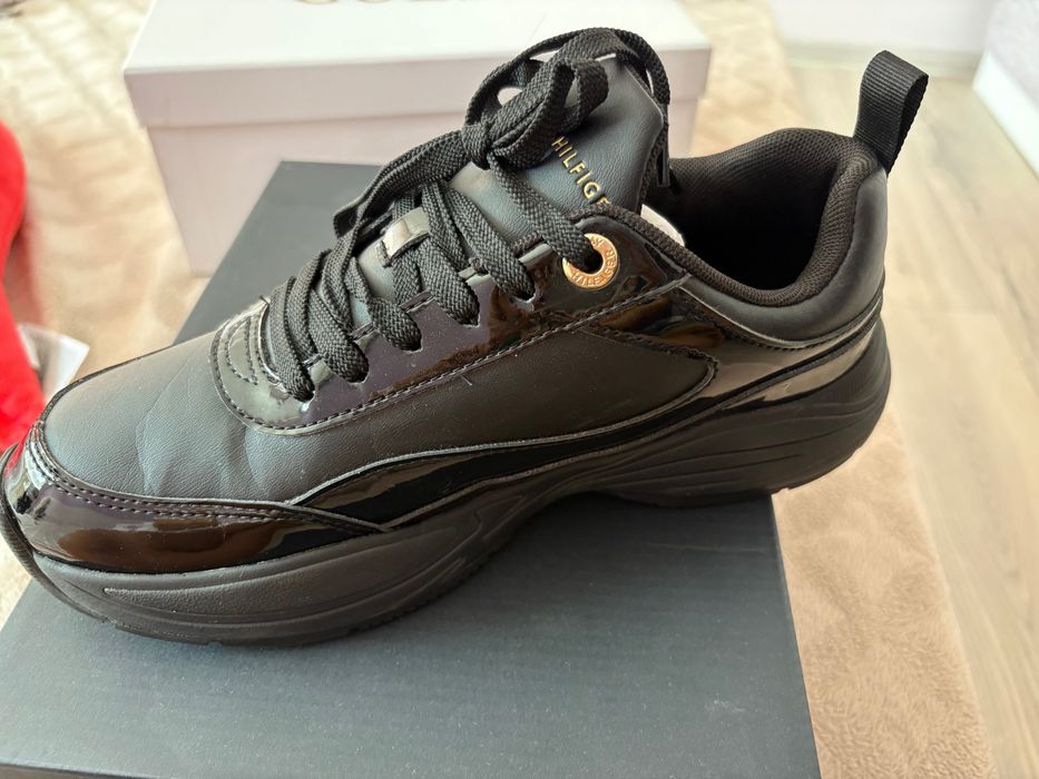 Маратонки Guess  и Tommy Hilfiger