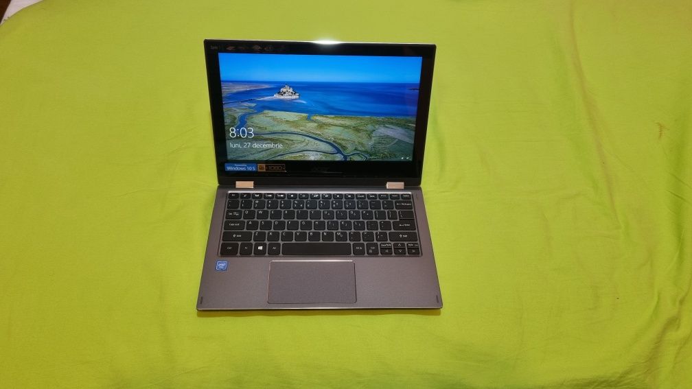 Laptop ACER cu touchscreen