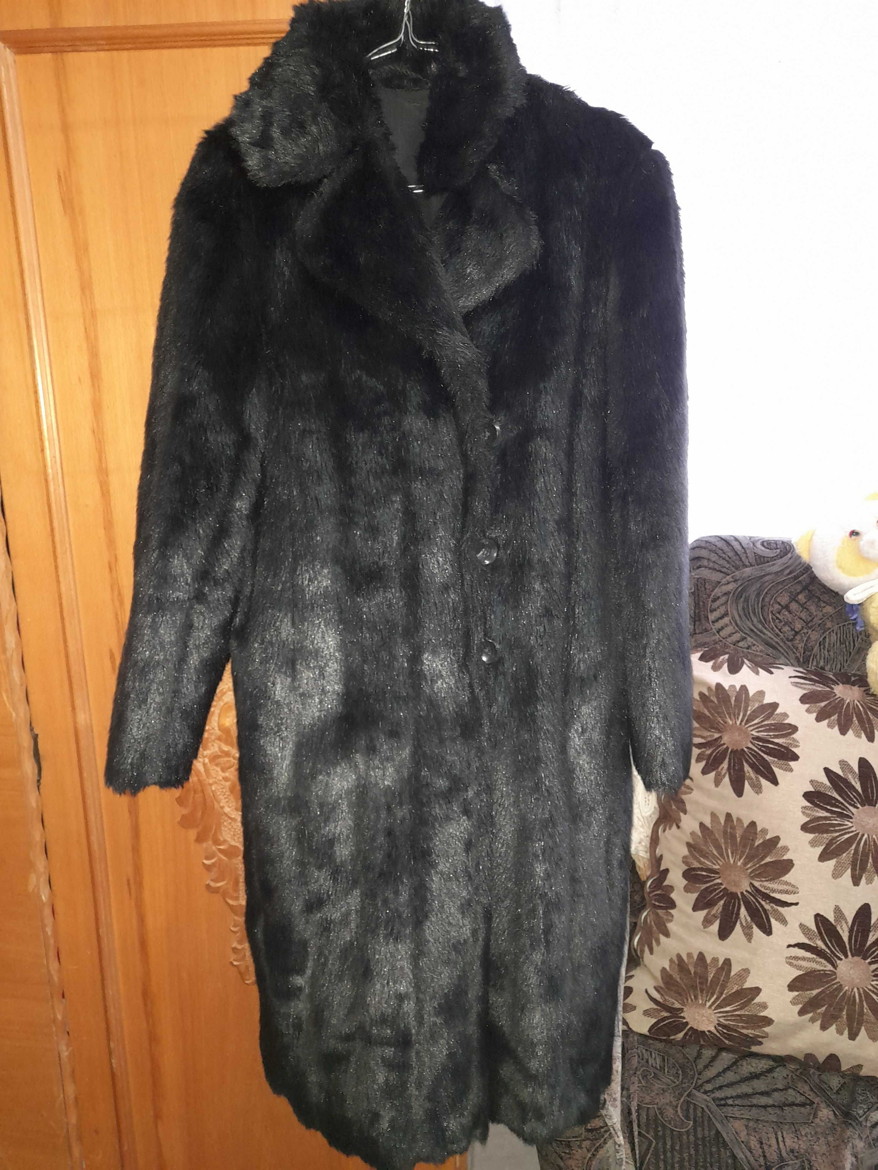 Haina blana culoare negru