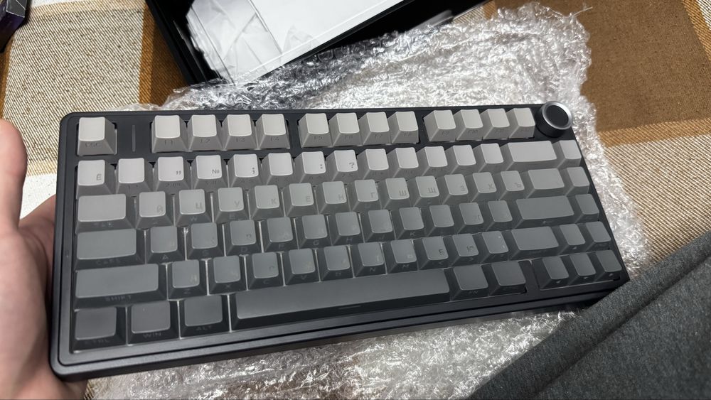 Aula F75, серого цвета.