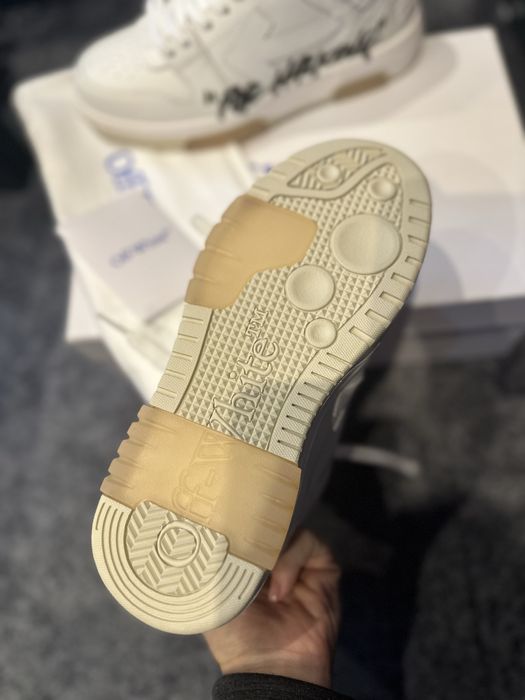 “Off white”sneakers