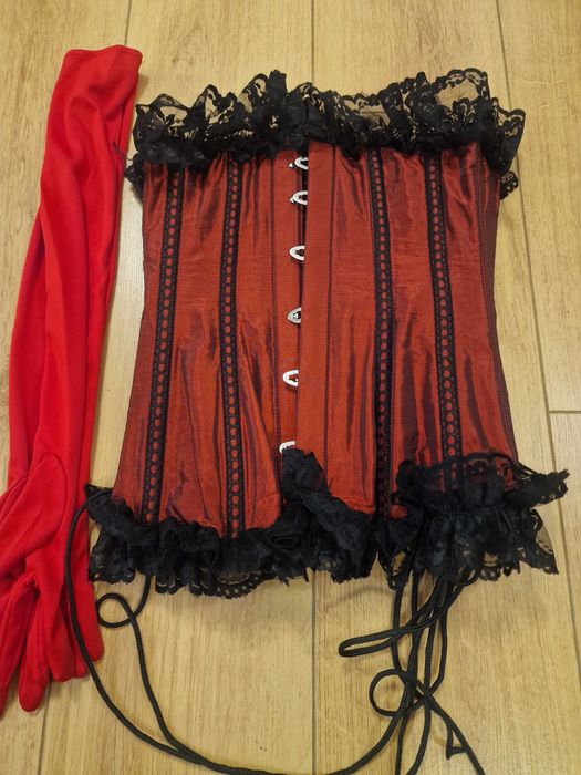 Продавам червен корсет с ръкавици