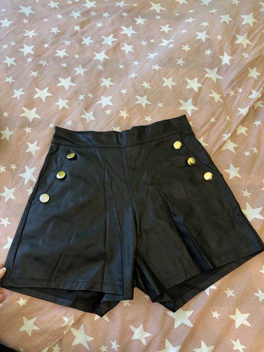 Къси черни кожени панталонки