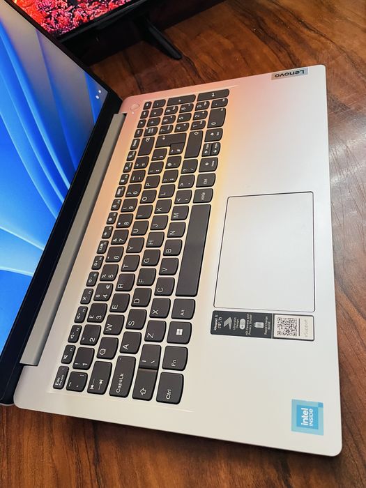 Lenovo noutbuk holati ideal srochni sotiladi