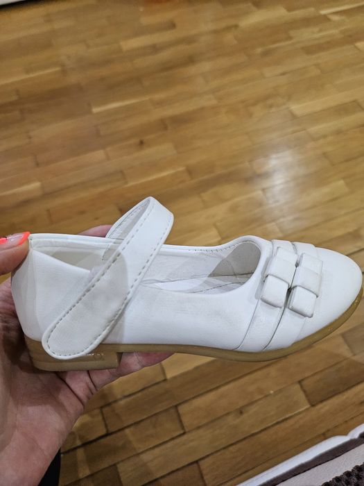 Детски бели обувки 27номер.