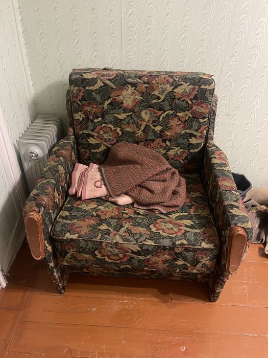 Отдам б/у мебель безспалтно