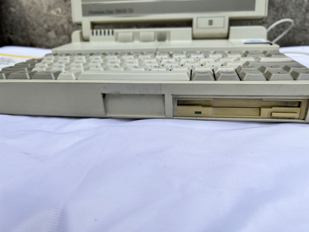 Ретро лаптоп компютър AST Premium Exec 386SX/20