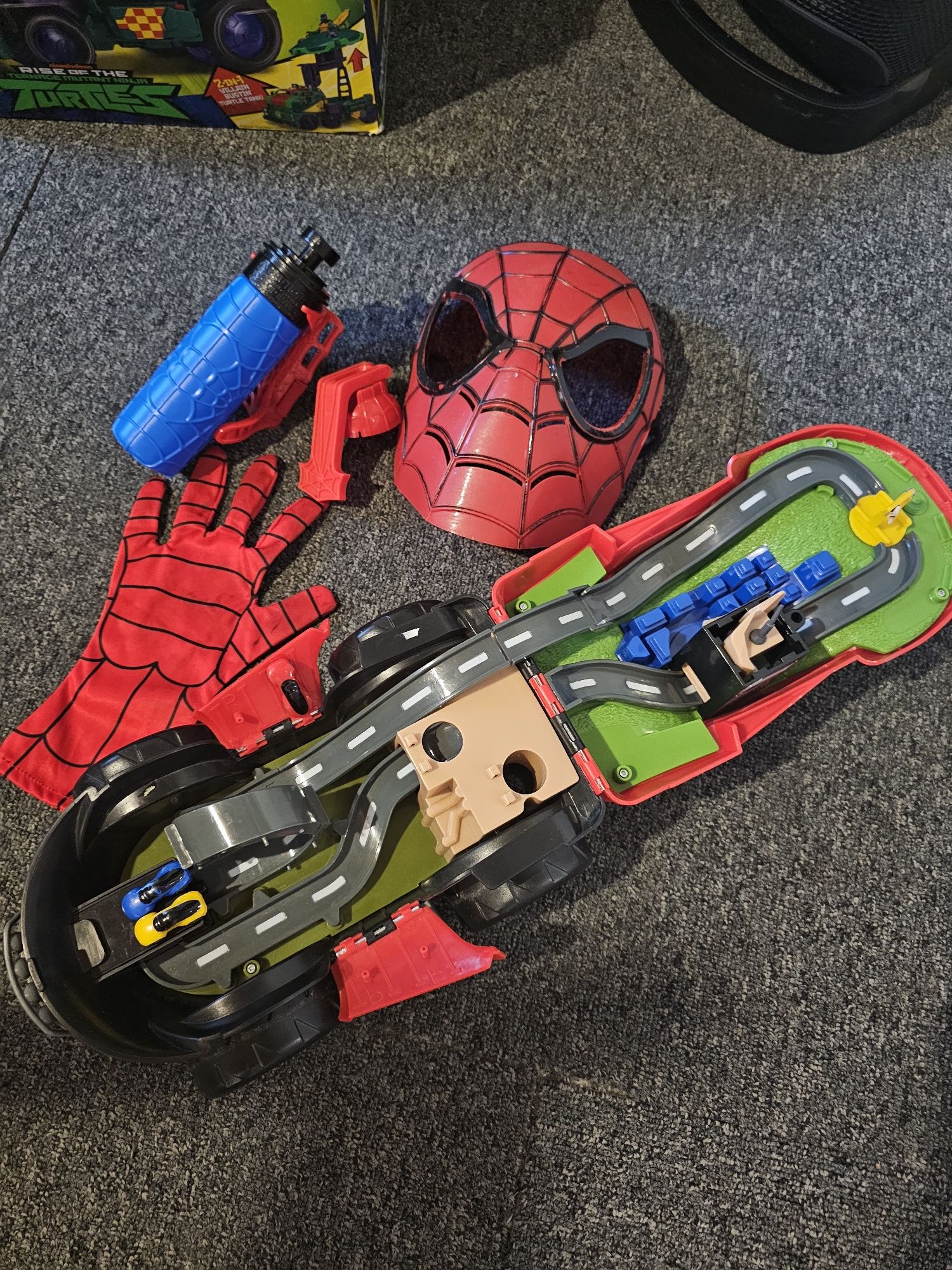 Колата на spider man + ръкавицата и спрея