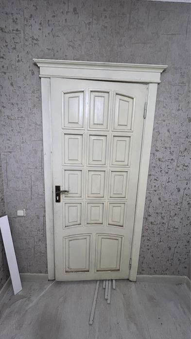 Двери продаются межкомнатные деревянные все в комплекте