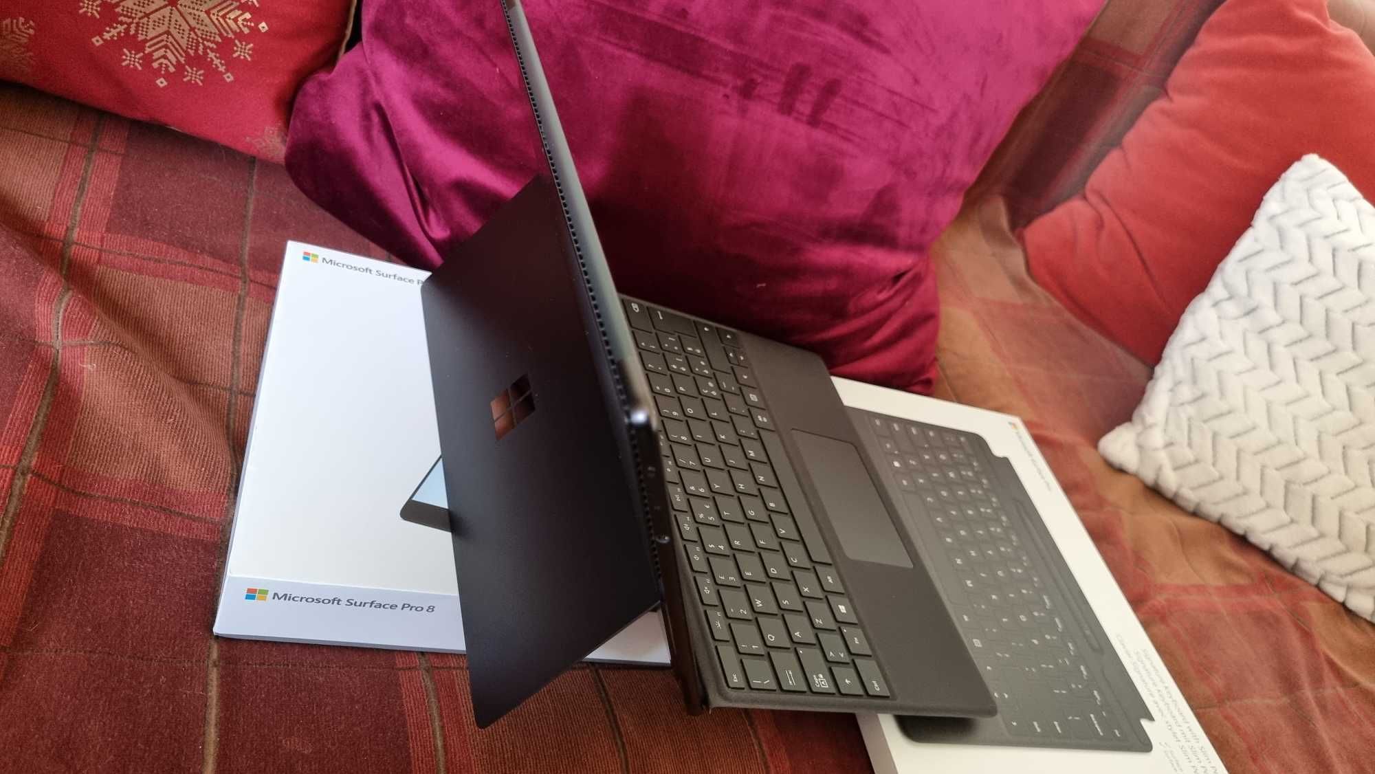 Surface pro 8 cu i7 16 GB 512 ssd cu tastatura și hub și w11